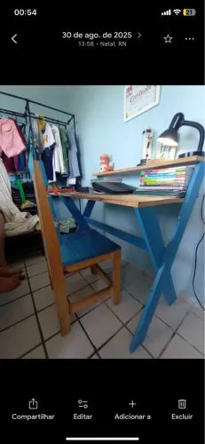 Escrivaninha com cadeira