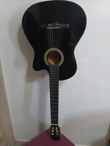 Vendo violão com apenas uma corda para encaixe pouco uso ja vai com a capa de couro