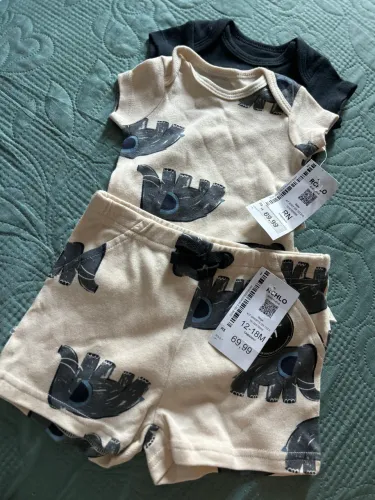 Roupas de RN na etiqueta 
