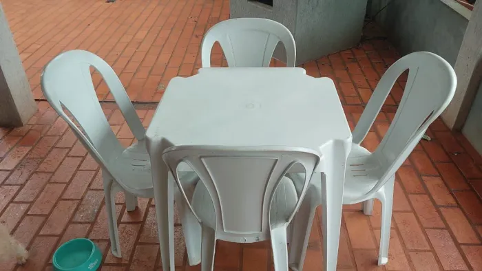 Jogo de mesa com 4 cadeiras plásticas brancas