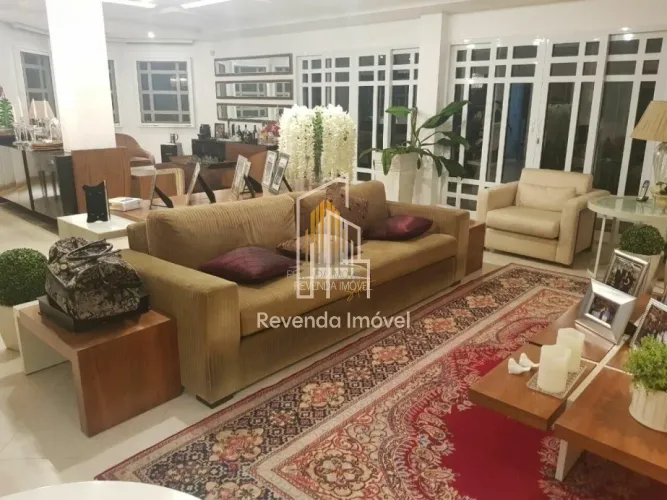 CASA DE CONDOMÍNIO DE 1.100M², POSSUI 5 DORMITÓRIOS (5 SUÍTES), 2 SALAS E 4 VAGAS À VENDA