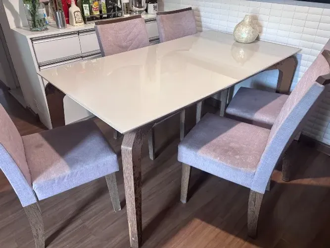 Mesa com 6 cadeiras