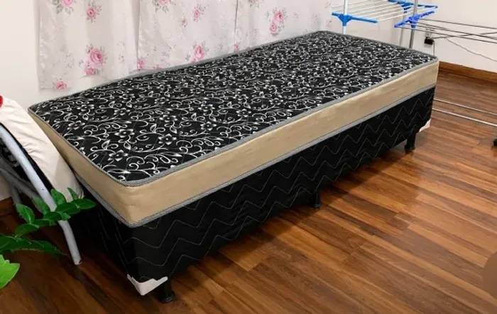 Vendo cama de solteiro mais colchão.