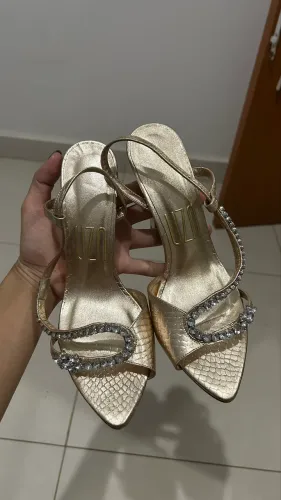 Sandália UZA dourada nova