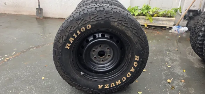 PNEUS 275/65R17 all terrain road cruza com RODAS DE FERRO com 700km  rodados.