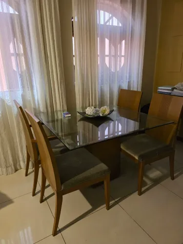 Vendo mesa com tampo de vidro com 4 cadeiras e um aparador de madeira com tampo de vidro.
