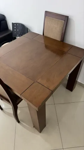 Mesa de jantar quadrada