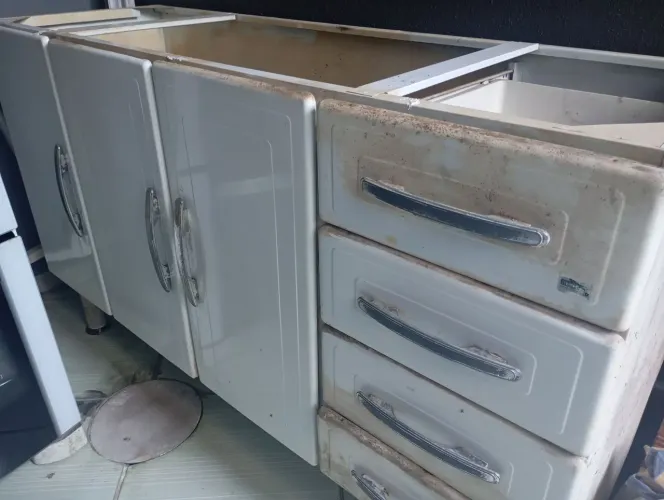 Gabinete em aço para pia 1,50 metro com 3 portas e 4 gavetas.