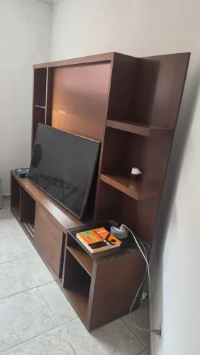 Estante Home Theater Amadeirada com Prateleiras de Vidro e Porta de Correr