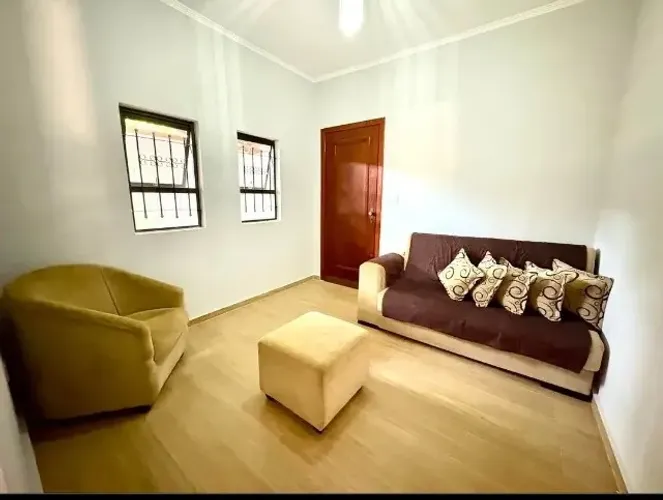 Casa ampla e bem conservada no bairro Teixeira Dias