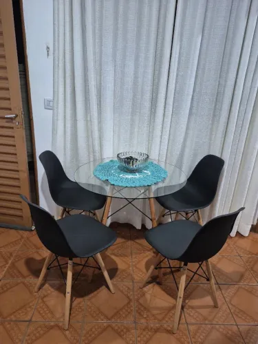 Jogo de 4 cadeiras, pés de madeira.