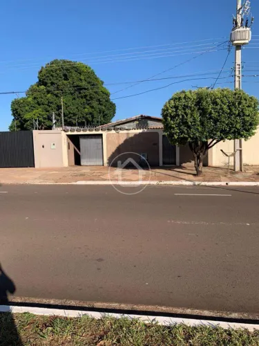 CASA COM 04 DORMITÓRIOS