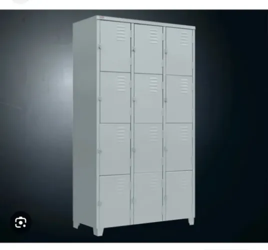 guarda volume com 12 portas