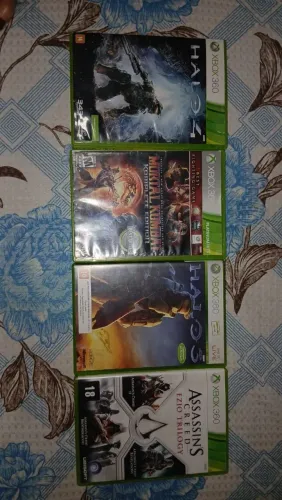 Xbox bloqueado,4 jogos originais e 2 manete e todos os cabos