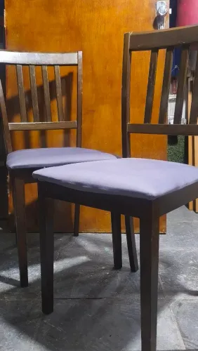 Cadeiras de madeira resistente, estofado novo
