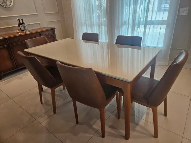 Mesa com 6 cadeiras