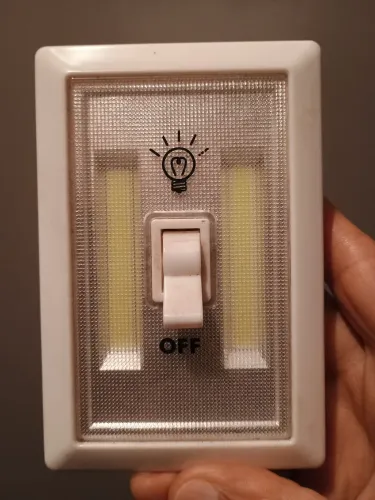 Luminária led. Ilumina bem! Fixada na parede ou em cima da mesa. Difícil de encontrar!!