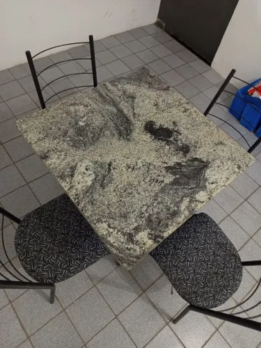 Mesa com Tampo de Mármore e 4 Cadeiras