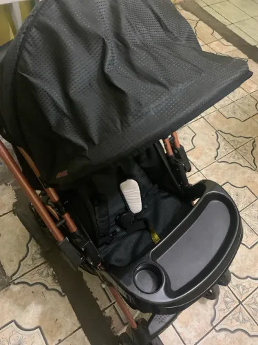 Vendo carrinho de bebê seminovo usado apenas 5 meses
