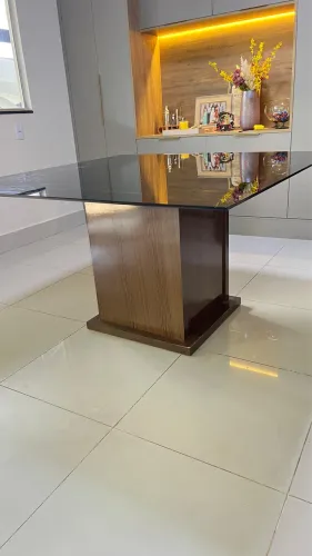 Mesa de vidro com base de madeira 