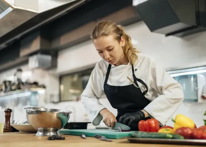 Cozinheira e ajudante de cozinha para restaurante no centro de Maricá.