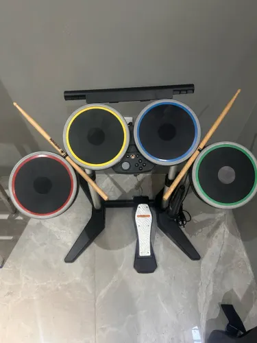 Kit completo de instrumentos Rock Band 4 para Xbox One, muito bem conservado.