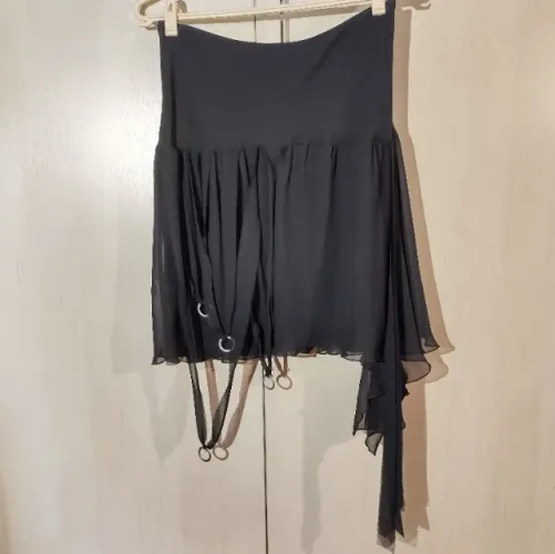 Saia preta assimétrica com argolas ELAE