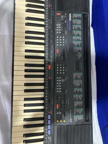 Teclado arranjador Yamaha PSR-500 vintage de 61 teclas em cor preta