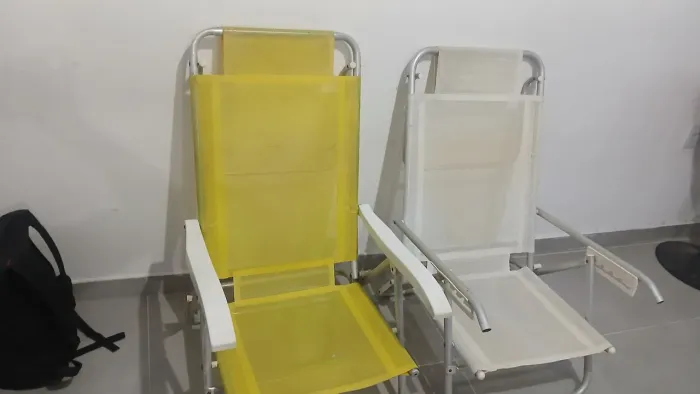 Cadeiras de praia branco e amarela
