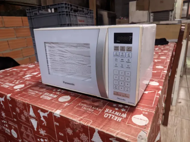 Microondas Panasonic 22L funcionando perfeitamente.