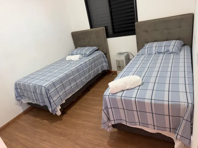 2 camas de solteiro com cabeceira
