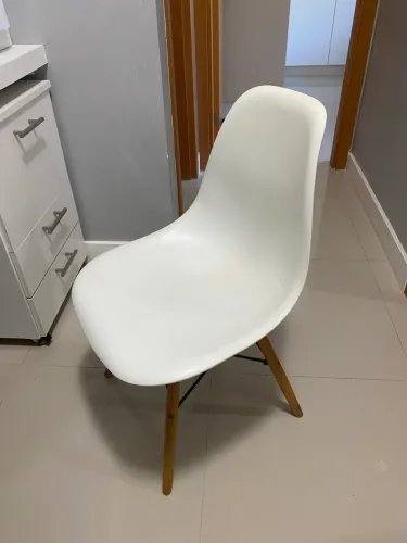 Vendo Cadeira Branca - Design Moderno