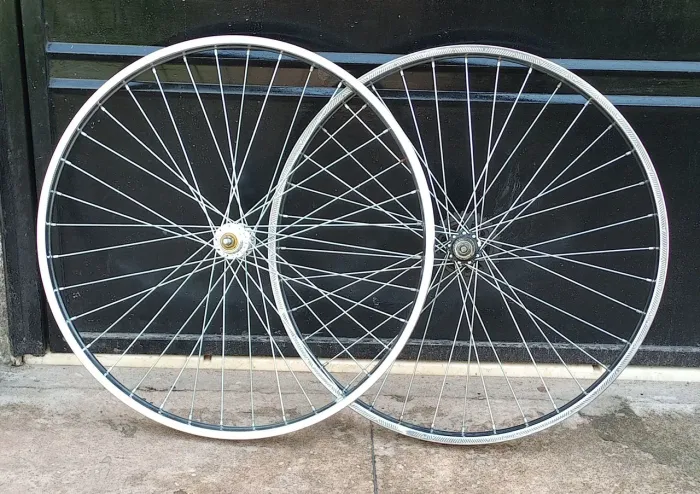 Vendo um par de jance raio grosso rolamento de aço aro 26 normal semi nova valor 150 reais