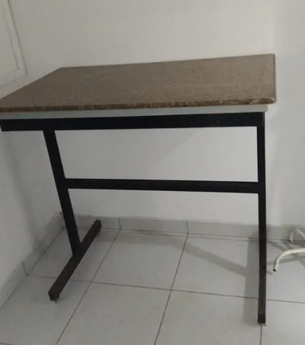 Mesa com tampo de mármore
