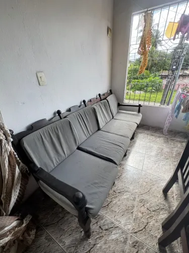 Conjunto de sofá e duas cadeiras de madeira