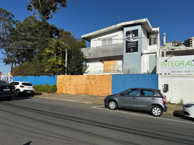 Imóvel para aluguel e venda tem 289 metros quadrados com 5 quartos em Mercês - Curitiba -