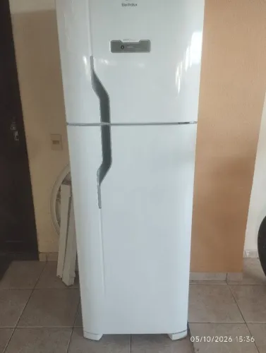 Geladeira / refrigerador ELECTROLUX Frost Free. Dúplex 400l