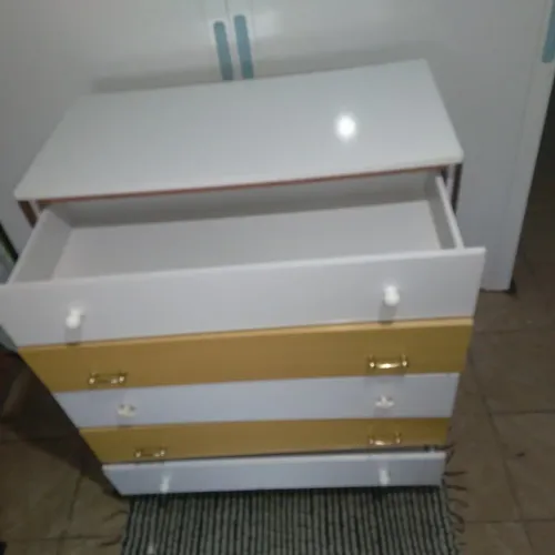 Cômoda multifuncional compacta