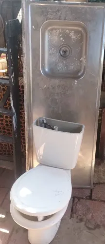 Pia de mármore, pia de inox e vaso com caixa acoplada ambos em perfeito estado 