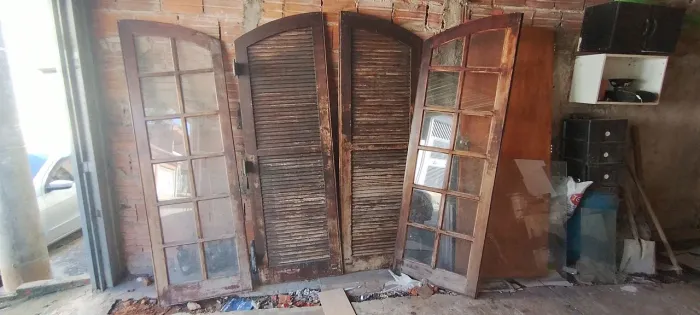 Janela de quatro folhas de porta balcão colonial em arco de madeira maciça