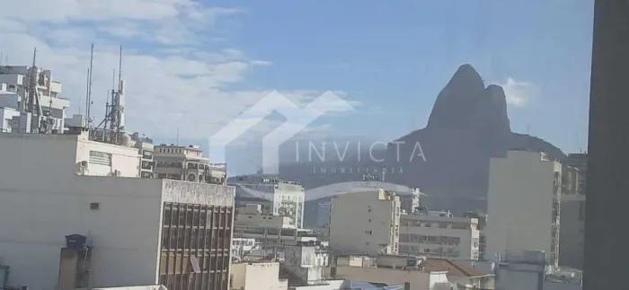 Sala comercial recém-reformada, duas quadras da praia e ao lado da estação de metrô
