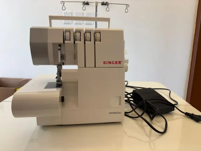 Maquina Ultralock Singer 14SH754