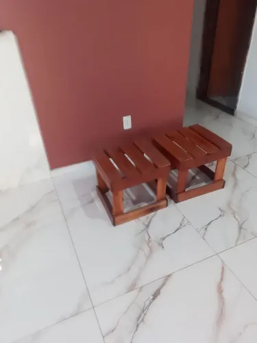Banquinho rústico
