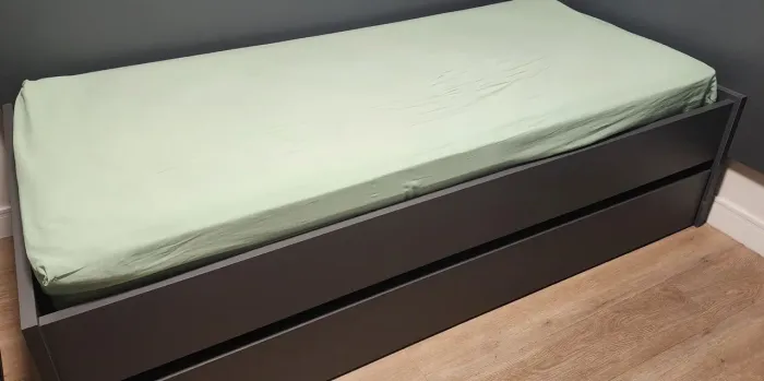 Cama de madeira +cama auxiliar +1 colchão 