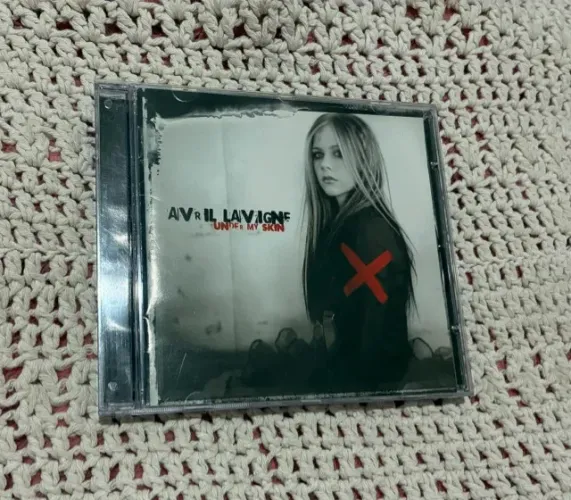 Avril Lavigne - Under My Skin (Standard)
