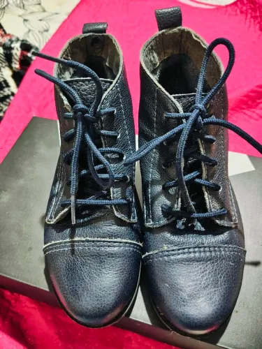 Bota cano curto toda em couro legítimo azul marinho 