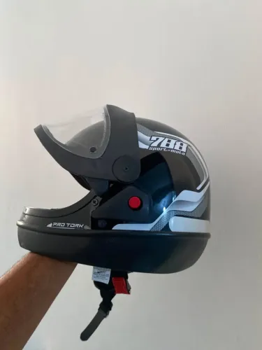 Capacete zero bala,nunca usado,tirei do plástico agora