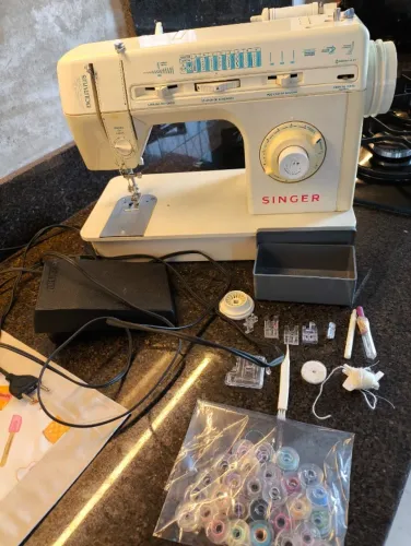 Máquina de Costura Singer Facilita Plus 4930 C - 220V com Manual e acessórios Originais