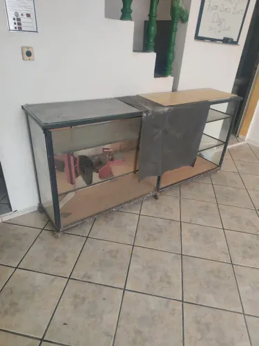 Mostruário de lojas de vidro com rodinhas