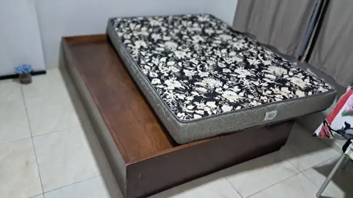 Cama completa de madeira e colchão 